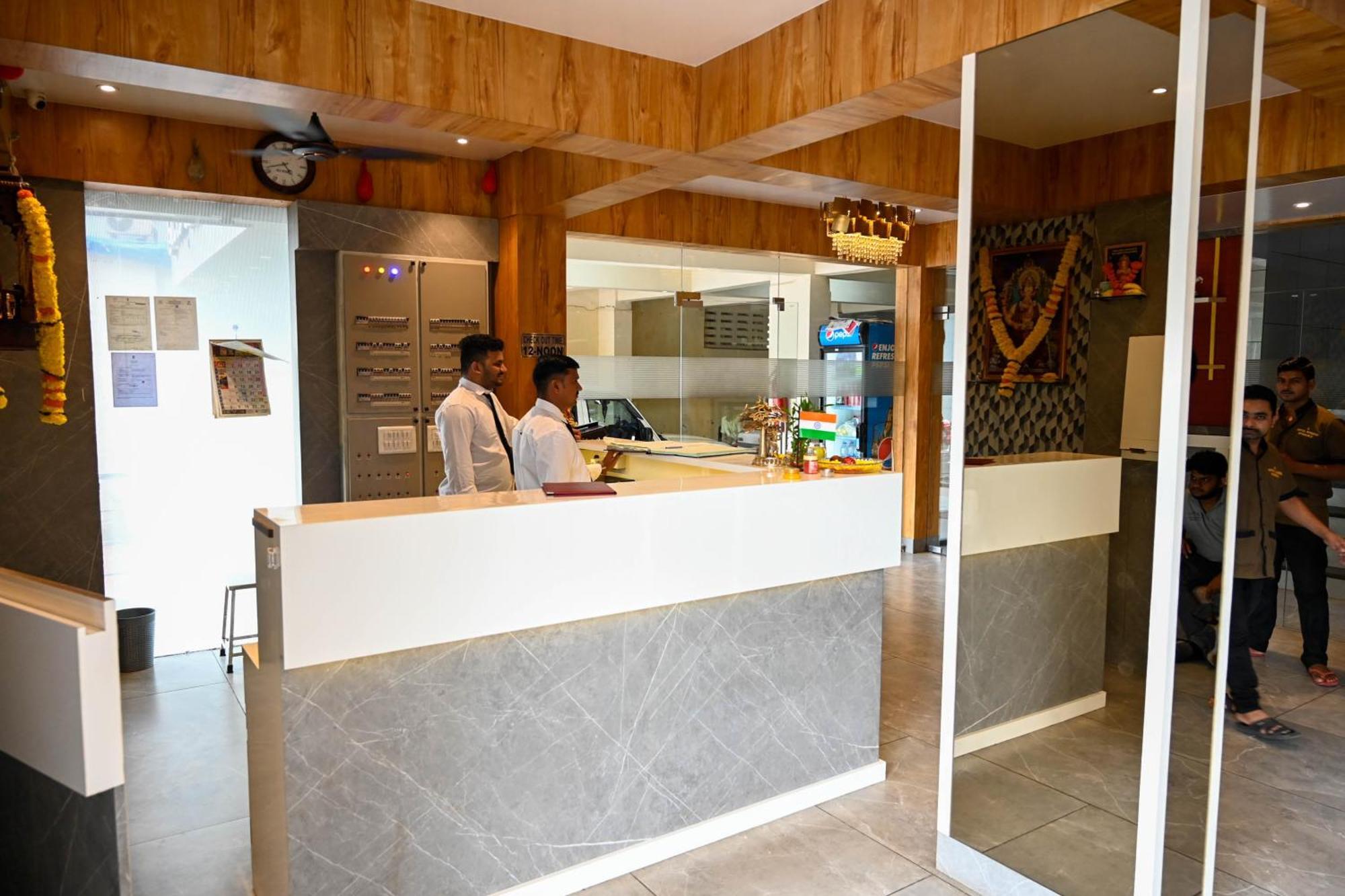 Adiraj Residency Hotel Navi Mumbai Kültér fotó